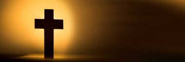 Sarı arka planda Hristiyan ahşap haçı