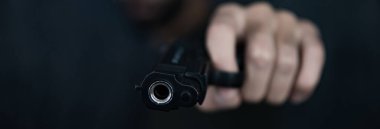 Adam el tabancası ile kara mizansen.