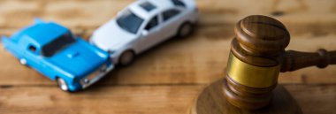 Arabalar kaza yaptı ve yargıç masadaydı!