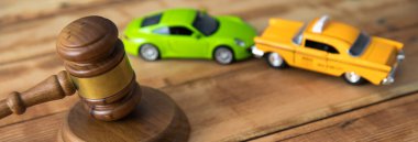 Masasında yargıç olan bir araba modeli.