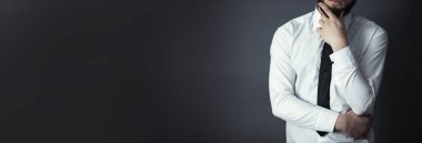 Düşünen adam, karanlık bir sırtta yüz yüze.