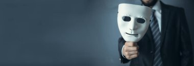 Genç adam el maskesi takıyor.