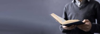 Studi 'de kitap okuyan adam.