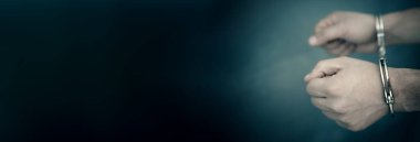 Adam elleri kelepçeliyor.