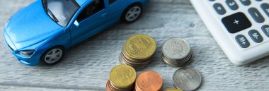  sekme üzerinde bozuk para ve hesap makinesi olan araba modelleri
