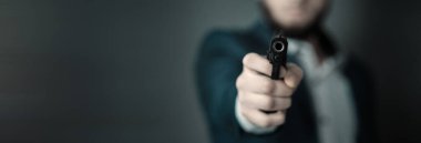 Siyah arka planda bir erkek silahı.