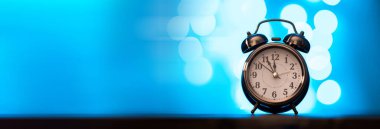 Bokeh 'in mavi arka grubundaki saati