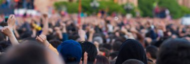 İnsanlar sokakta bulanıklaşıyor