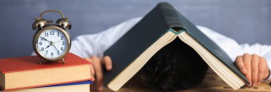 Elle kitap okuyan bir adam.