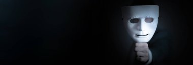 Adam beyaz maske takıyor.