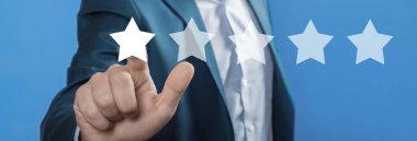 Adam yıldızlara dokunuyor.