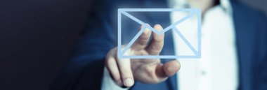 İşadamı el çabukluğu ile posta imzası atıyor