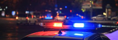 Cit 'te gece polis arabası