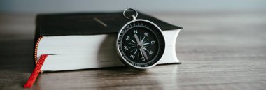 Kitap ve pusula masanın üstünde. Dünyanın konsept yönü