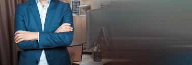 Adamın eli çaprazda duruyor.