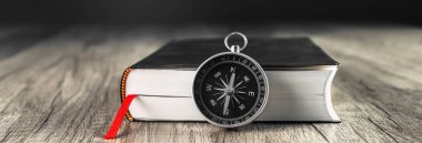 Kitap ve pusula masanın üstünde. Dünyanın konsept yönü