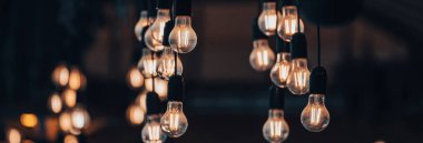 Tavandan sarkan dekoratif ampuller.