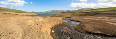 Dar nehir göle doğru akar.