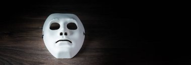 Masadaki beyaz isimsiz maske