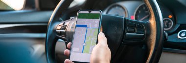 Bir adam seyir subayını arabasında tutuyor.