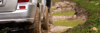 Arabalar çamura batar.