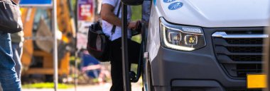 İnsanlar toplu taşıma araçlarına...