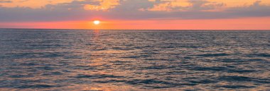 Kızıl güneş denizden batıyor. Kırmızı güneş