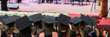 Mezuniyet töreninde üniformalı öğrenciler