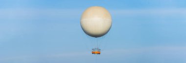 Havada sıcak hava balonu var.