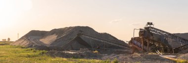 Kum işleme kavgasında ağır ekipmanlar gün boyunca çalışır.