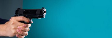 Kanguru 'da silahlı kadın