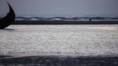 Cox 's Bazar Bangladeş' teki en uzun plajdır. Bu görüntü Ukhia, Inani Beach, Cox 's Bazar' dan. Sahile vuran dalgaların sahnesi.