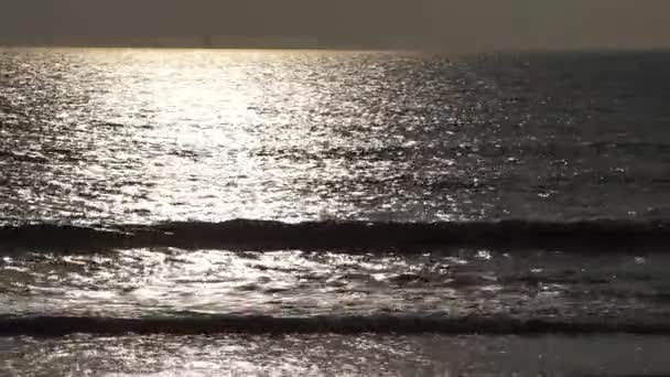 コックスバザールはバングラデシュで最も長いビーチである これはコックス バザールのイナーニ ビーチのウキアの映像です ビーチで波がクラッシュするシーン — ストック動画