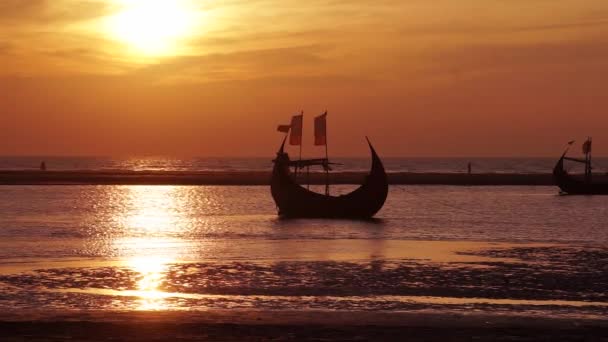 コックスバザールはバングラデシュで最も長いビーチである これはコックス バザールのイナーニ ビーチのウキアの映像です 海の中の漁船 — ストック動画