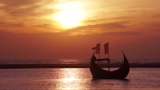 コックスバザールはバングラデシュで最も長いビーチである これはコックス バザールのイナーニ ビーチのウキアの映像です ビーチで波がクラッシュするシーン — ストック動画