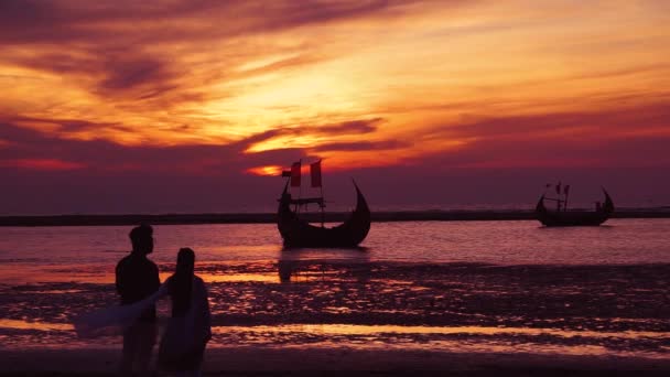 海の夕日の素晴らしい景色 コックスバザールはバングラデシュで最も長いビーチである これはコックス バザールのイナニ ビーチのウキアの映像です — ストック動画