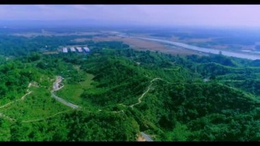 Yeşil tepelerden akan küçük nehirler. Dağlardan nehirlere 4K drone görüntüleri. Bu, Bangladeş 'teki Cox' s Bazar 'ın tepe sahnesi..