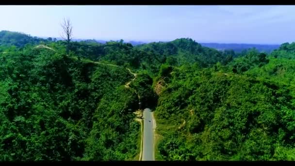 狭い道は緑の丘を通って走る 4Kドローン映像 バングラデシュのコックスバザールの丘のシーンです — ストック動画
