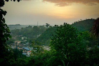 Dağların manzarası çok güzel. Bangladeş 'in Hilly bölgesi. Sabah erken saatlerde gökyüzü Bandarban şehrinin bazı kısımları yukarıdan. Fotoğraf: Meghbari, Bandarban, Bangladeş.