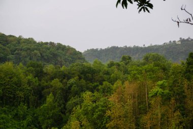 Dağların manzarası çok güzel. Bangladeş 'in Hilly bölgesi. Sabah gökyüzü, yeşil büyülü dağlar katmanlar halinde dizilmiştir. Fotoğraf: Meghbari, Bandarban, Bangladeş.