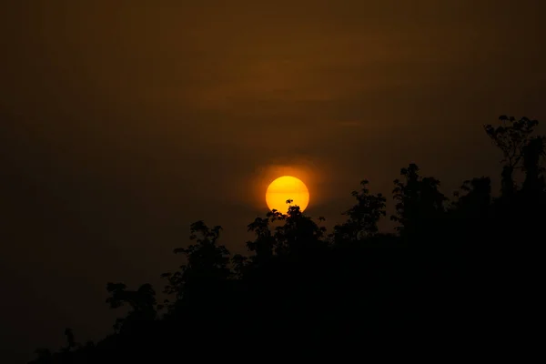 美丽的日出美景 一边是云彩 另一边是太阳从山上升起 孟加拉国的丘陵地区 照片来自孟加拉国班达尔班的Meghbari — 图库照片