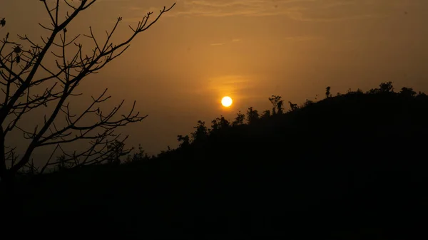 Krásný Výhled Východ Slunce Mraky Jedné Straně Slunce Vycházející Nad — Stock fotografie