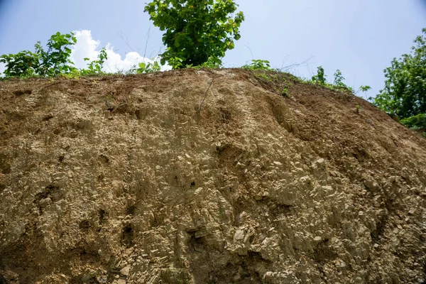 Bangladeş 'in çökmüş dağlık bölgesi. Muson mevsiminde heyelan görüntüleri. Fotoğraf: Chittagong, Bandarban, Bangladeş.