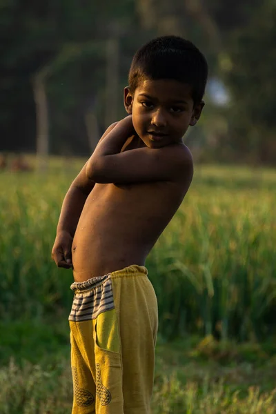 Розумний Хлопчик Села Бангладеші Після Школи Сонце Після Обіду Стоїть — стокове фото