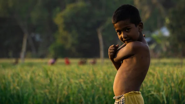 Rapaz Inteligente Uma Aldeia Bangladesh Depois Escola Sol Tarde Está — Fotografia de Stock