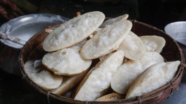 Bangladeş pitha 'sını annem yaptı. Ev yapımı kış pidesi chitoi pitha. Pitha Bangladeş 'in köylerindeki şenlikler sırasında hazırlanır ve yenir..