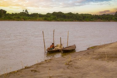 Gorai-Madhumati Nehri. Nehirde bir balıkçı teknesi. Balıkçı teknedeki balık ağını tamir ediyor. Sahne 24 Ekim 2023 tarihinde Rajbari, Bangladeş 'te çekildi..