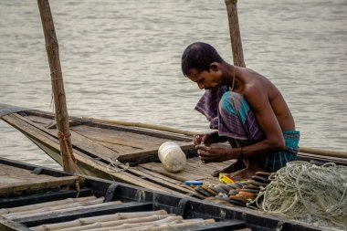 Asya Balıkçı 'nın Hilsa balıkçı teknesinin nehirleri. Bangladeş nehir kıyıları boyunca kırsal manzara.
