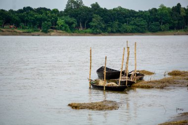Bangladeş 'in Gorai-Madhumati Nehri. Bangladeş 'in doğa sahnesinde balıkçı tekneleri. Sahne 24 Ekim 2023 tarihinde Rajbari, Bangladeş 'te çekildi..