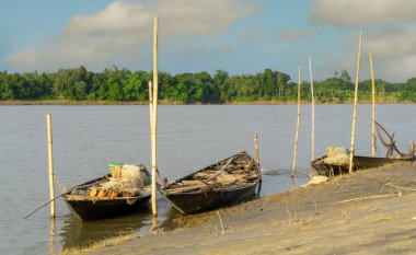 Gorai-Madhumati Nehri. Bangladeş 'in Riverside' ı. Akşamları balıkçı tekneleri nehir kıyısına demir atar. Nehir alacakaranlık gökyüzünün altından akar..